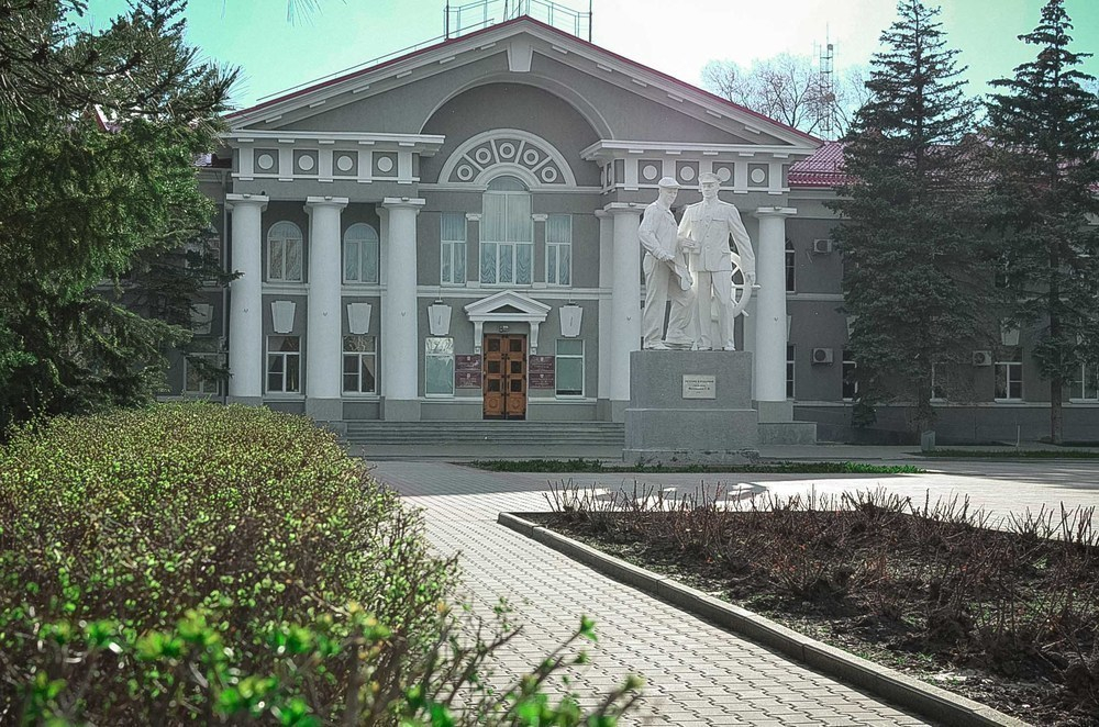 Блеск и нищета Волгодонска: здание администрации, ДТШ и сквер  Юность