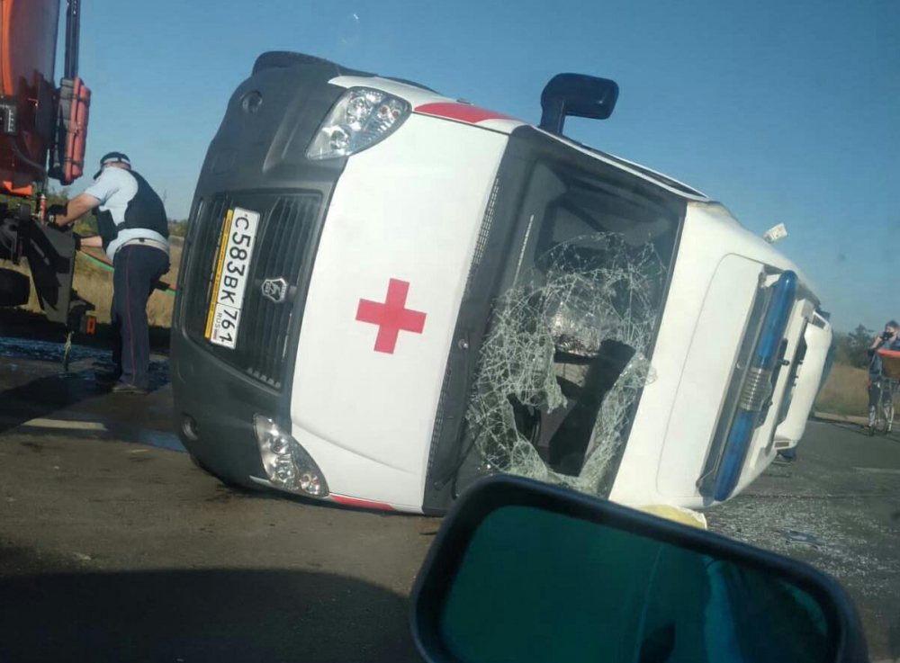 Машина скорой помощи с пациентом перевернулась на трассе под Волгодонском