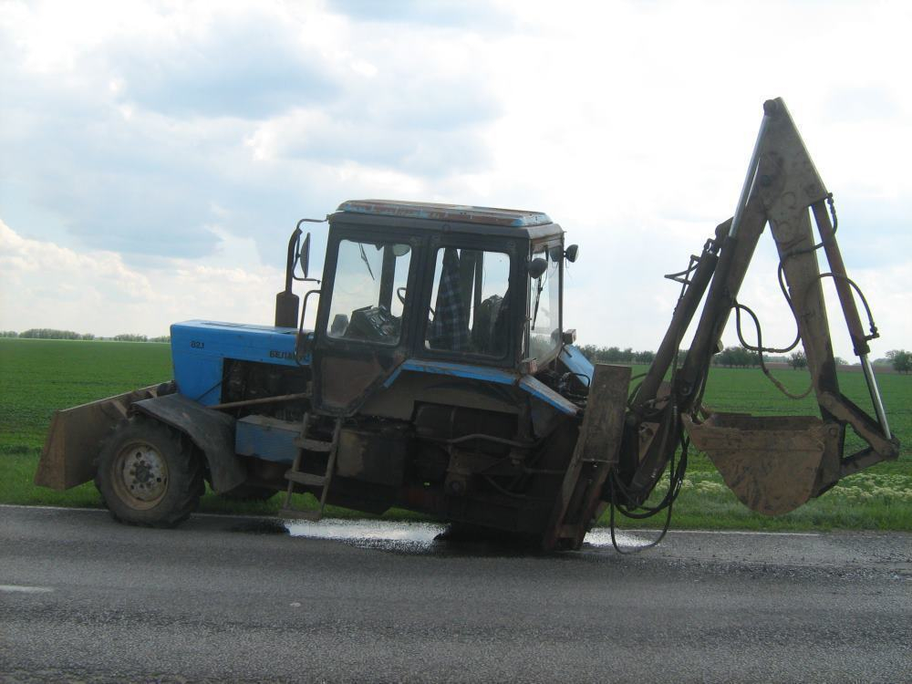 Трактор «потерял» колесо и спровоцировал серьезное ДТП на автодороге Дубовское-Заветное
