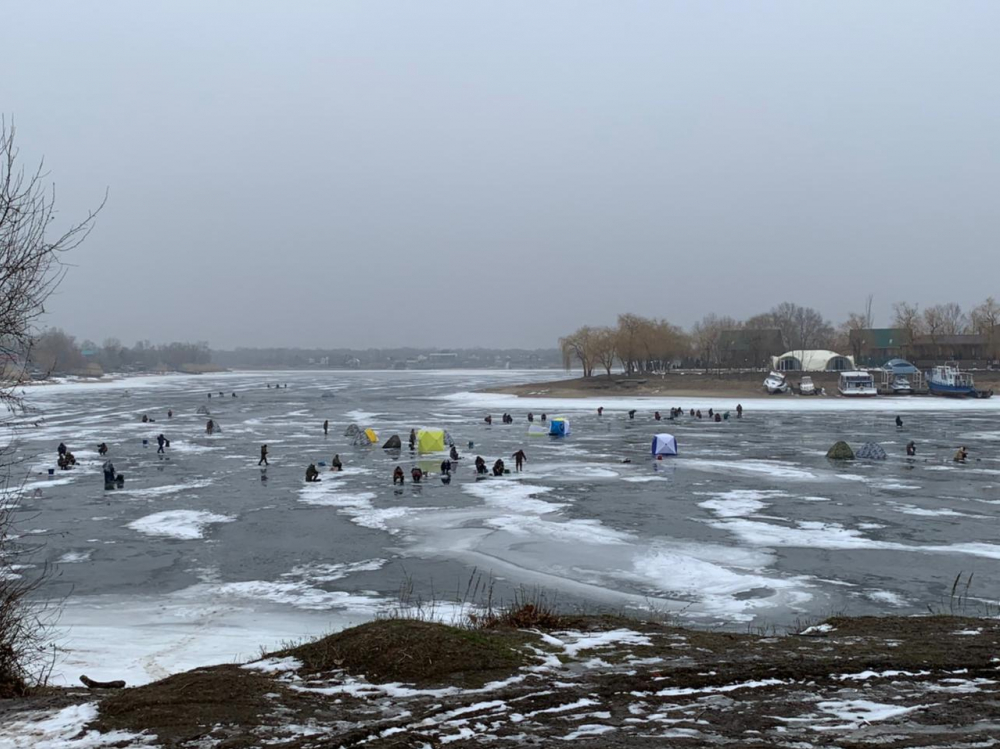 Риск жизнью ради хобби: около 200 волгодонцев вышли на тонкий лед Ново-Соленовского котлована