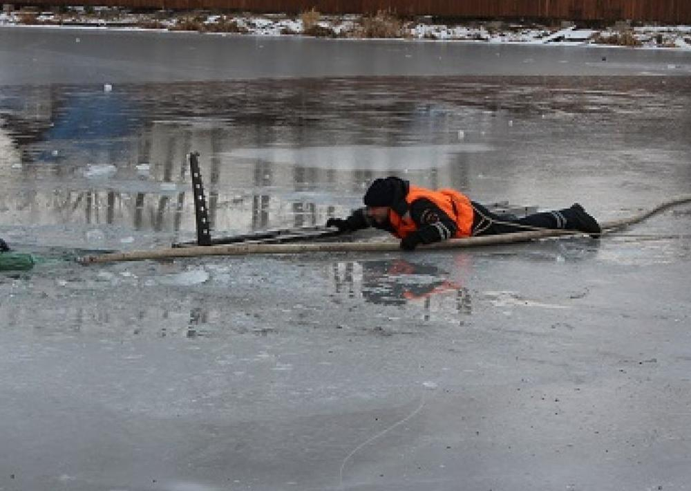 Пытаясь достать из воды утонувших рыбаков, спасатели провалились под лед в Волгодонске