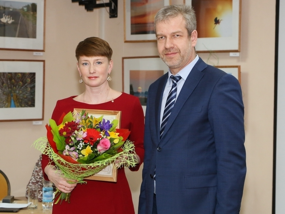 В Волгодонске работникам культуры подарили цветы и почетные грамоты