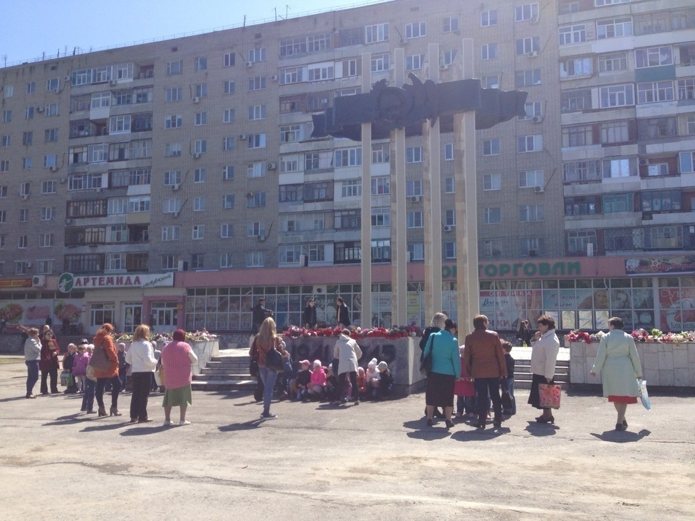 Воспитанники детского сада «Мишутка» спели «День Победы» у стелы Защитников Отечества