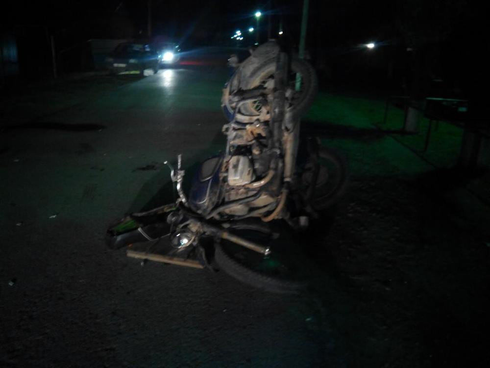 В Цимлянском районе водитель мотоцикла  врезался в припаркованную «девятку»