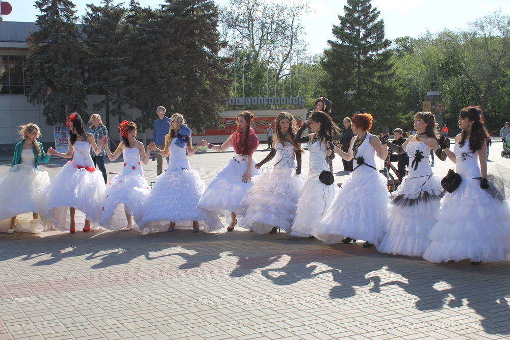 В Волгодонске пятнадцать невест устроили танцевальный флешмоб
