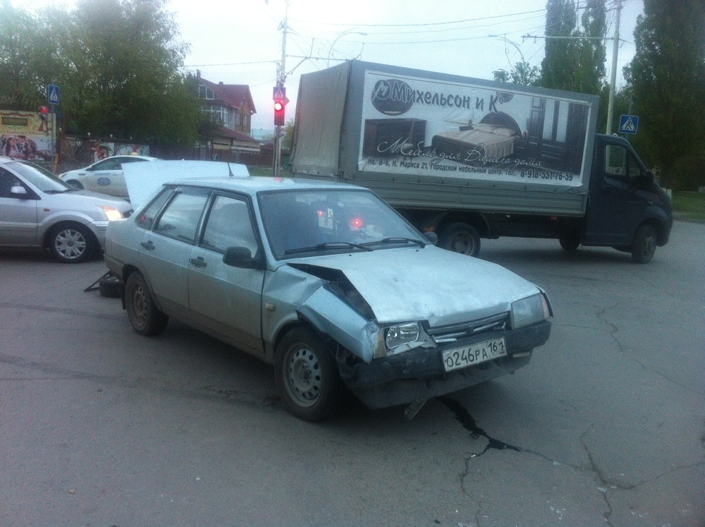 В Волгодонске два ВАЗа не поделили перекресток возле «Камина»