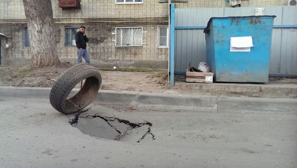Асфальт на переулке Вокзальный в Волгодонске провалился из-за порыва теплосетей и некачественной работы дорожников