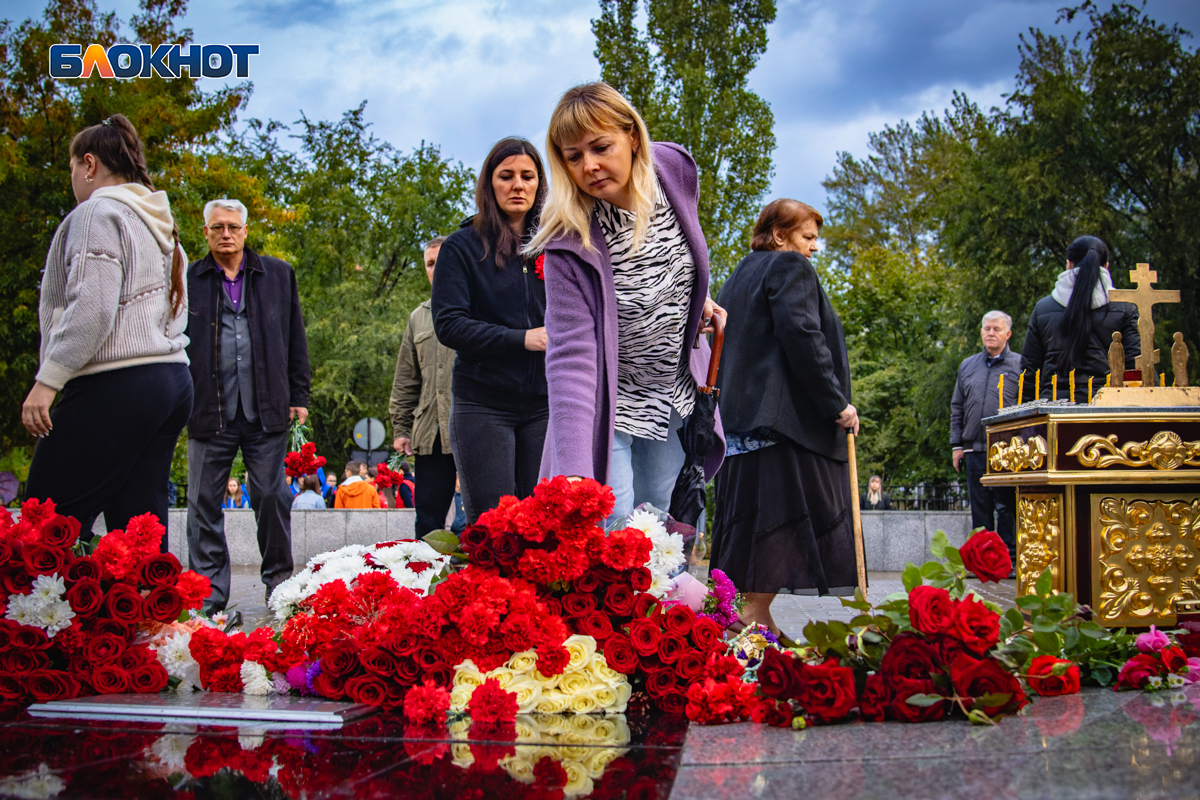 Траур в москве сегодня новости последнего. Траурная панихида. Траурные мероприятия. Скорбящие вместе движение 2008 года.