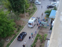 Огромное дерево рухнуло на детскую площадку в Волгодонске, пострадали взрослые и дети, - очевидцы 