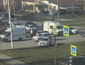 Работают «скорая» и полиция: «Шевроле» протаранил «ВАЗ» на Черникова в Волгодонске 