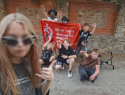 В Волгодонске Ростовской области подростки массово кинули «зигу» на фоне Знамени Победы