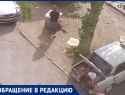Люди с иностранным акцентом рубят мясо топором в центре Волгодонска 