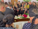  Убиенные девушки лежат в гробах в светлых одеяниях: отпевание жертв ночного гонщика начал отец Константин 