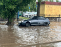 В Волгодонске автомобиль с детьми во время шторма провалился в ливневую канализацию напротив администрации города