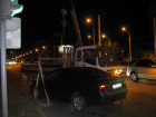«Тойота» на высокой скорости вылетела на разделительный газон рядом с кинотеатром «Комсомолец» в Волгодонске