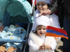 Проникновенный стих ребенка заставил плакать участников митинга памяти геноцида армян