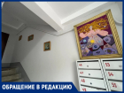 Пейзажи и натюрморты в панельке: жильцы превратили подъезд в музей живописи
