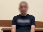 41-летнего курьера-гастролера из Санкт-Петербурга, работавшего на мошенников и забравшего 7,5 миллионов рублей у матери погибшего бойца СВО, изобличила полиция Волгодонска 