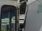 Троллейбус в погоне за пассажирами зеркалом разбил заднее стекло маршрутки