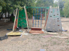 На обшарпанной детской площадке на улице Энтузиастов разместились старые матрасы и другие предметы интерьера