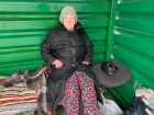 Впереди морозы до -20: пенсионерка третью неделю живет на остановке в Волгодонске