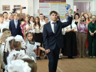 Волгодонск  встретил 1 сентября: Дмитрий Вельможко поздравил учеников и педагогов одной из старейших школ города