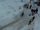 Новая снежная горка на берегу Дона пользуется большой популярностью среди волгодонцев