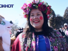 Ели блины с икрой и просили прощения: видеоверсия Масленицы в Волгодонске