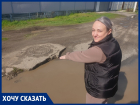 Огромная реликтовая лужа в треть метра глубиной превратила переулок Мирный в грязный мир 