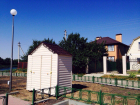 На набережной в станице Романовской возле жилых домов построили общественный туалет