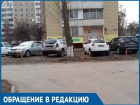 Автомобилисты Волгодонска ради парковочных мест засыпали газон щебенкой