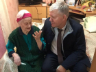 Предложил переехать на время: замерзающую в квартире 96-летнюю пенсионерку посетил глава администрации 