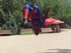 На улицах Волгодонска был замечен Человек-паук, прыгающий сальто