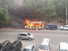 Пылающий в центре Волгодонска автобус очевидцы сняли на камеру