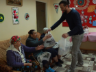 Ветеранам из дома престарелых Волгодонска подарили сладости и мешок колбасных изделий 