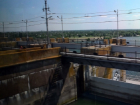 Впечатляющий вид Цимлянской ГЭС из окна поезда Астрахань - Сочи сняли на видео
