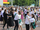 Последний школьный вальс на городской площади станцевали выпускники Волгодонска 