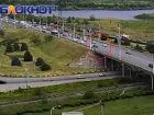 Момент столкновения мотоциклиста с машиной на мосту попал на видео 