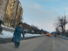 Бесстрашная бабушка вышла на проезжую часть и пошла на встречу потоку машин на улице Гагарина
