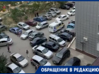 Вечный поток машин на улице Ленина мешает жильцам спокойно выйти на улицу