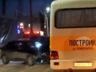 Автобус с 12 пассажирами в салоне врезался в иномарку на улице Портовой