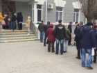 Очередь за пропусками образовалась в здании рядом с администрацией Волгодонска