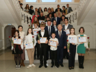15 школьников из Волгодонска получили именные стипендии 