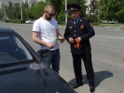 Начальник ГИБДД Волгодонска и юные инспекторы раздали автомобилистам города георгиевские ленты