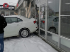 На Курчатова автомобиль без водителя протаранил магазин