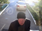 «Скручивает головки цветам, пытается проникнуть в дома»: пугающие слухи о странном мужчине распространяются в Волгодонске 