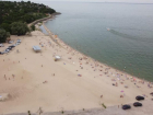 Несколько десятков машин и больше сотни отдыхающих: как горожане соблюдают запрет на посещения пляжей