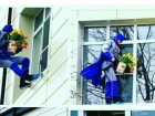 В Волгодонске Бэтмен и Человек-паук влезли в окна офисов, чтобы поздравить женщин с 8 марта