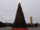 Новогодняя елка наконец засияла на площади Победы