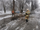 Сотрудники МЧС помогают устранять последствия непогоды в Волгодонске 